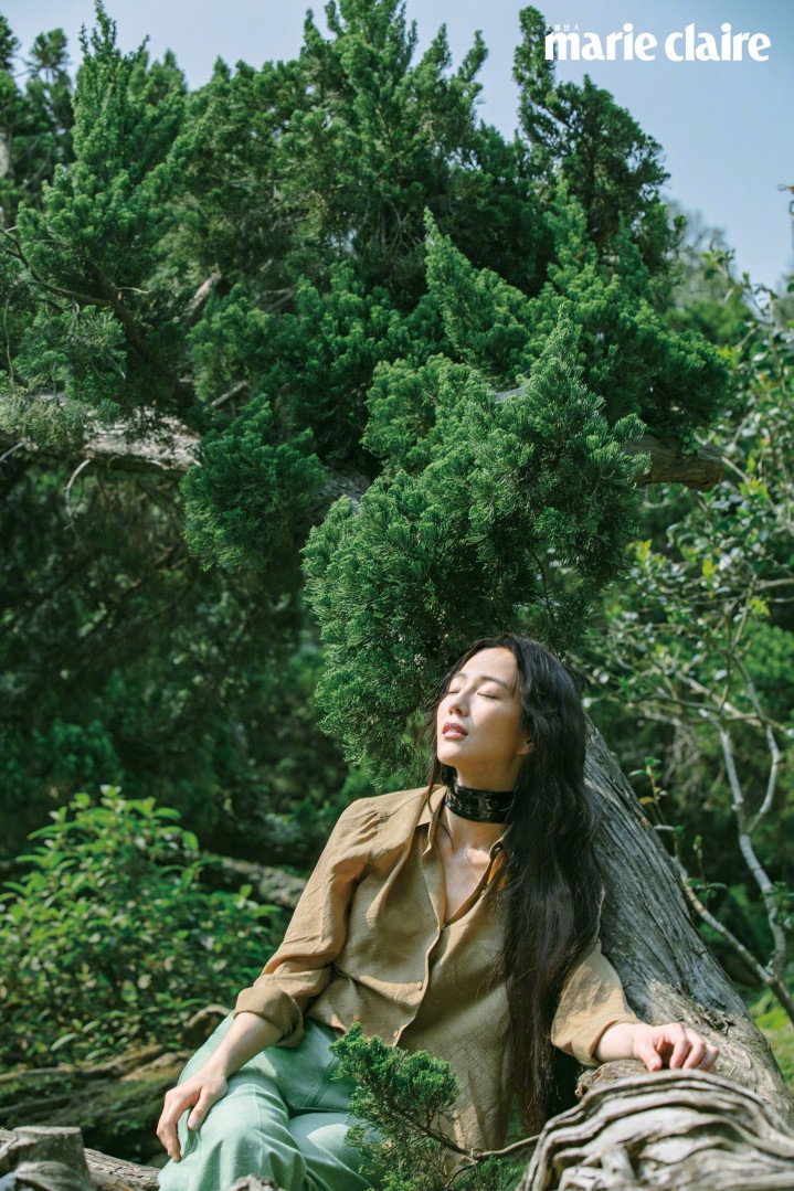 张钧甯森女系踏春大片曝光 穿绿色波点裙躺草地文艺十足