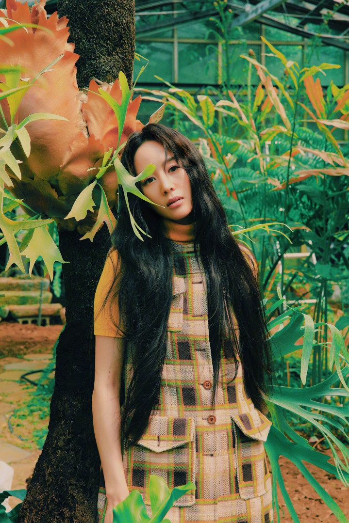 张钧甯森女系踏春大片曝光 穿绿色波点裙躺草地文艺十足