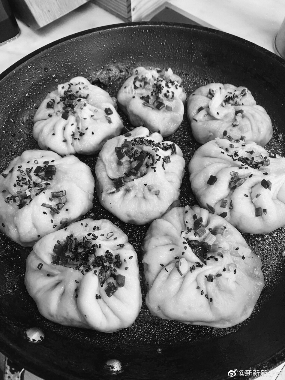 赵薇继子正脸曝光 晒与小四月亲密合影