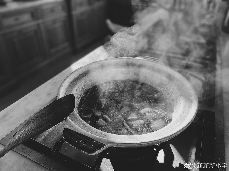 赵薇继子正脸曝光 晒与小四月亲密合影