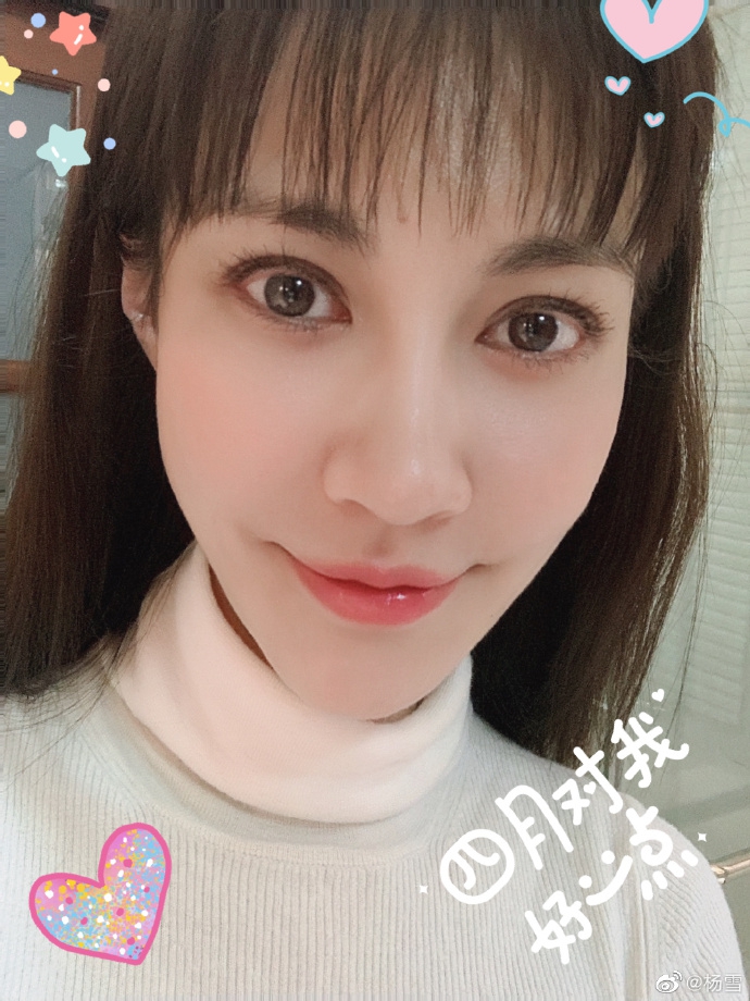 杨雪晒自拍清纯有活力 大眼有神少女感十足