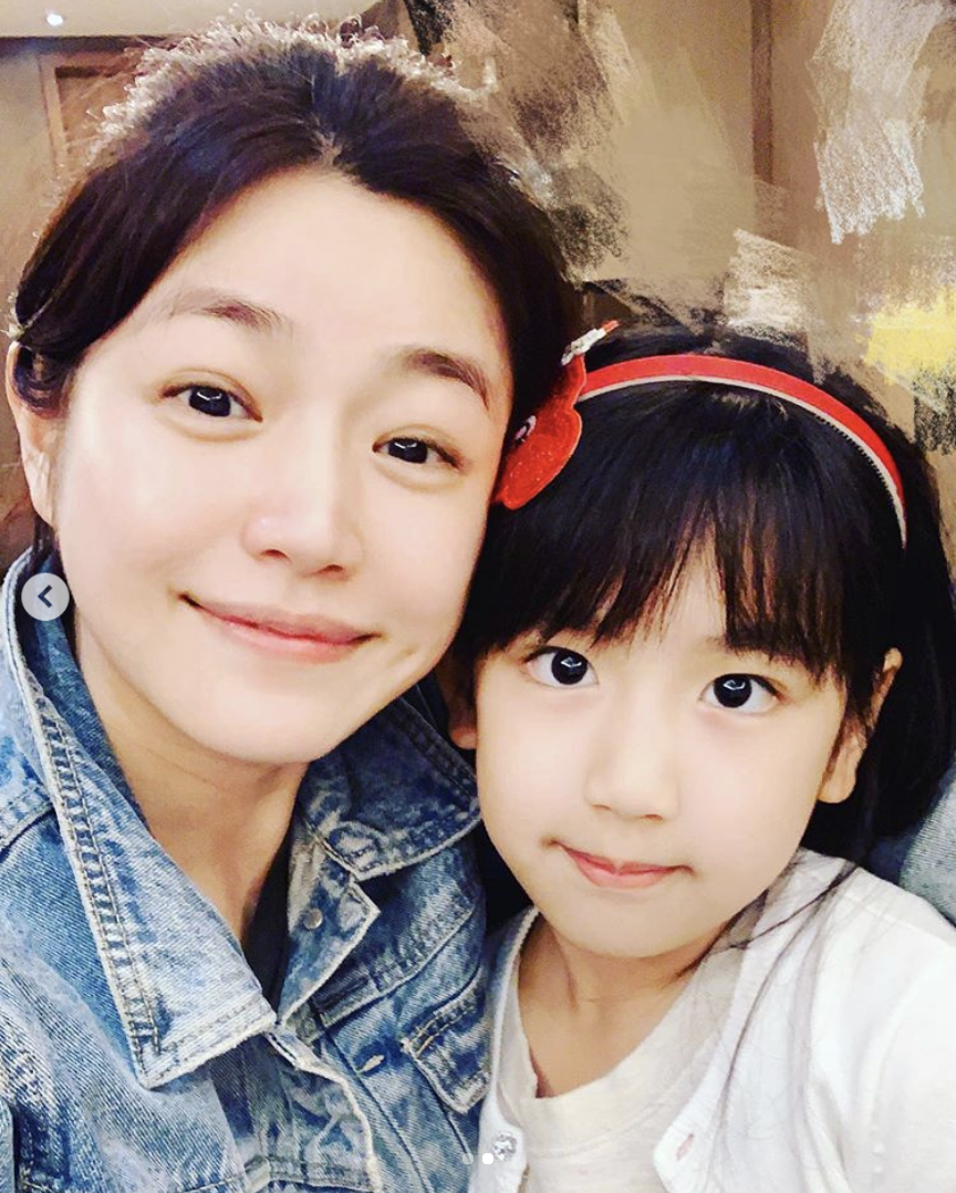 陈妍希素颜出镜为外甥女庆生 小J眼睛嘴巴像姨妈可爱漂亮