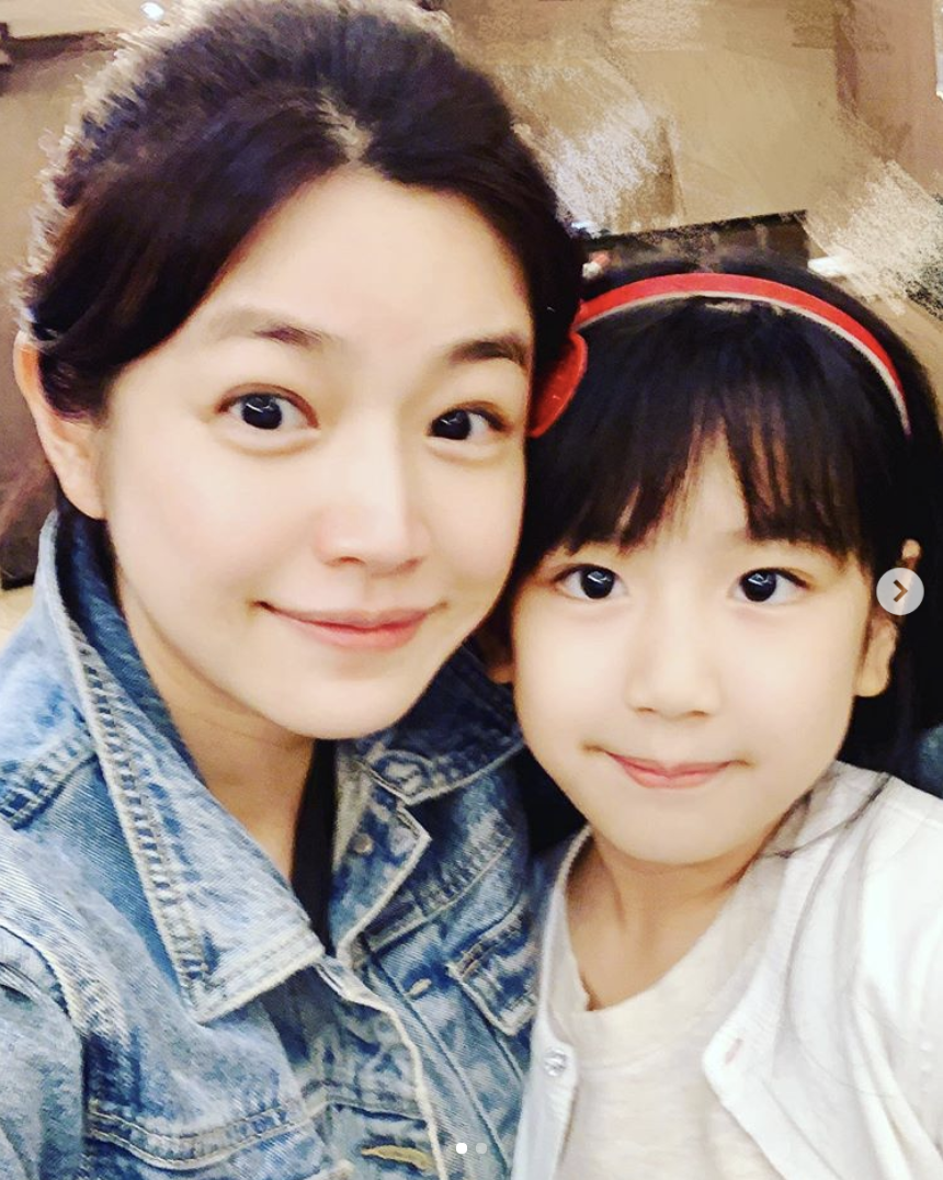 陈妍希素颜出镜为外甥女庆生 小J眼睛嘴巴像姨妈可爱漂亮