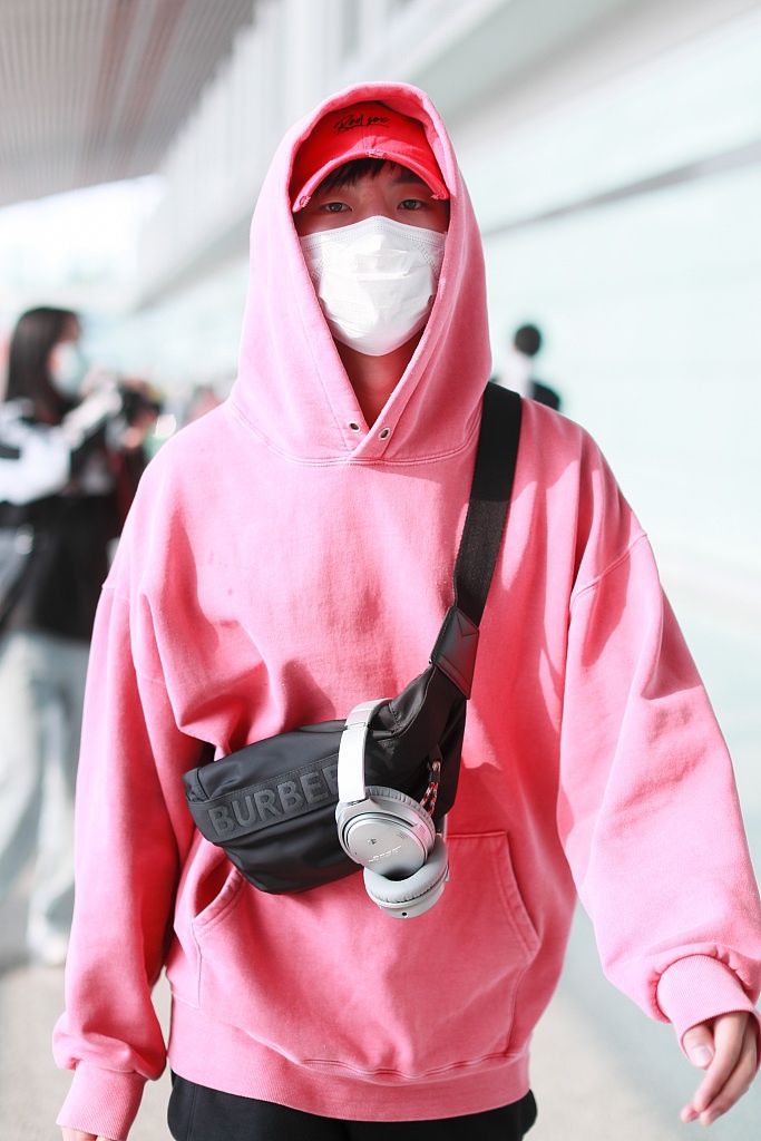 高嘉朗穿粉色帽衫配短裤 口罩遮面气场全开