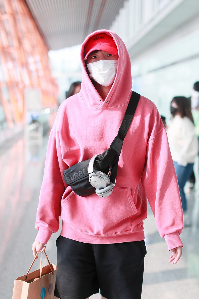 高嘉朗穿粉色帽衫配短裤 口罩遮面气场全开