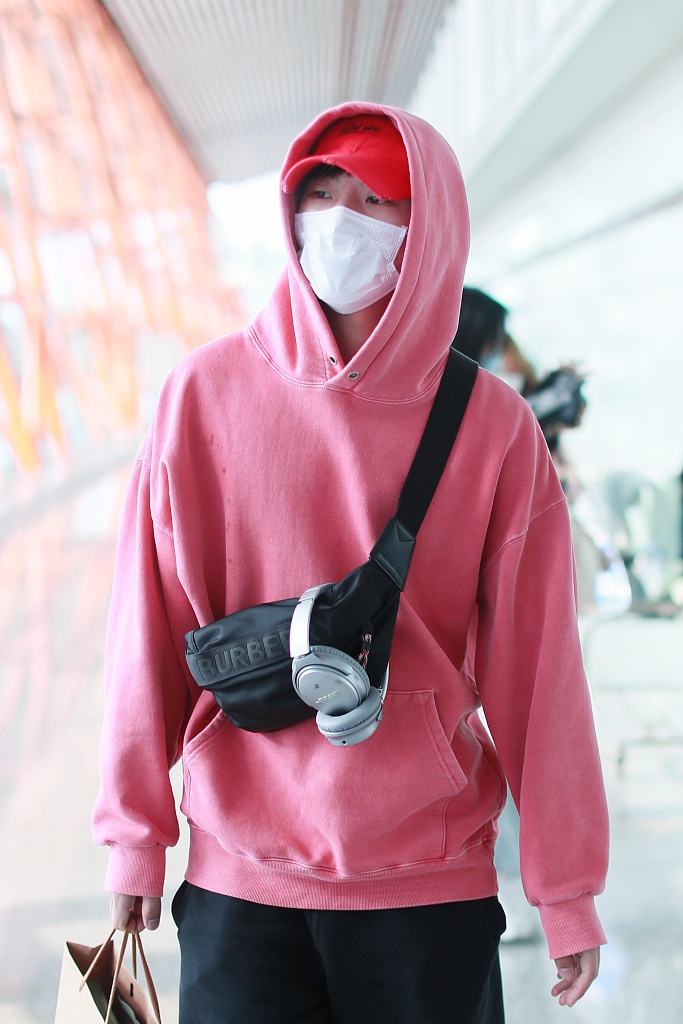 高嘉朗穿粉色帽衫配短裤 口罩遮面气场全开