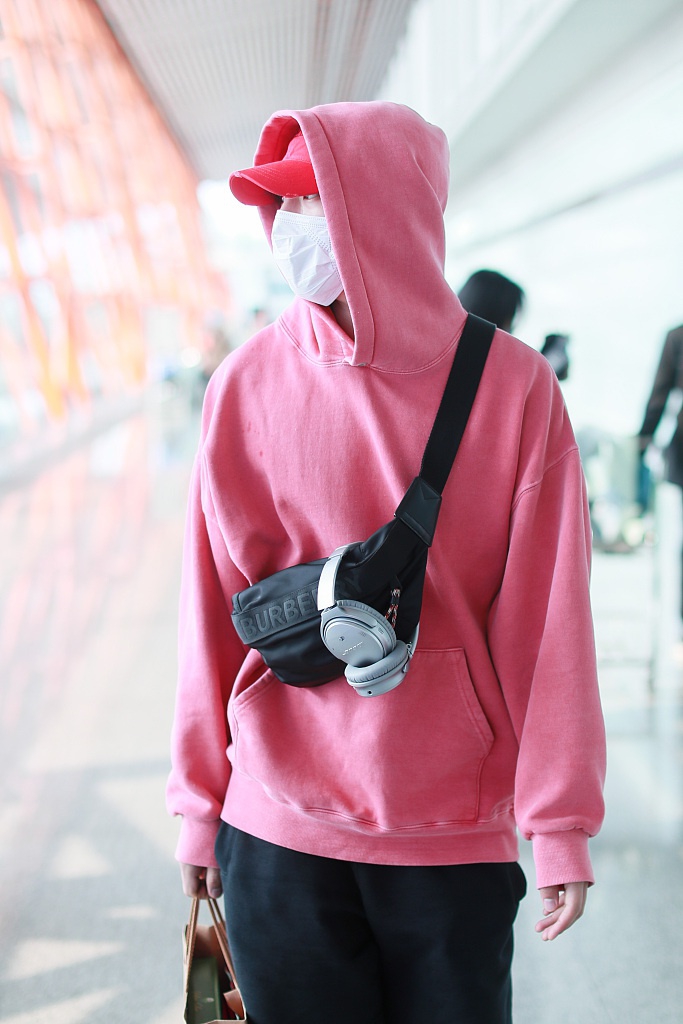 高嘉朗穿粉色帽衫配短裤 口罩遮面气场全开