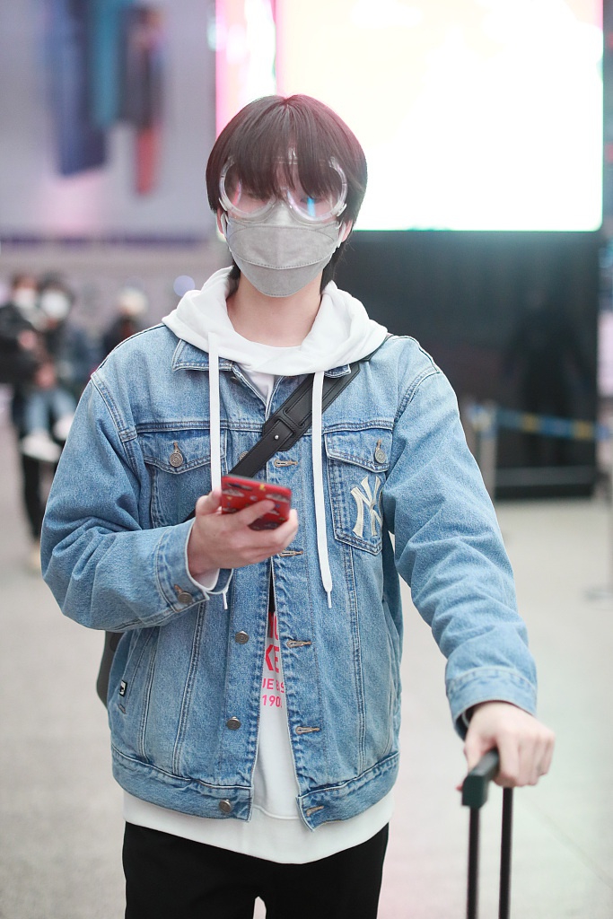 连淮伟亮相机场个性眼镜吸睛 蜡笔小新手机壳暴露少男心