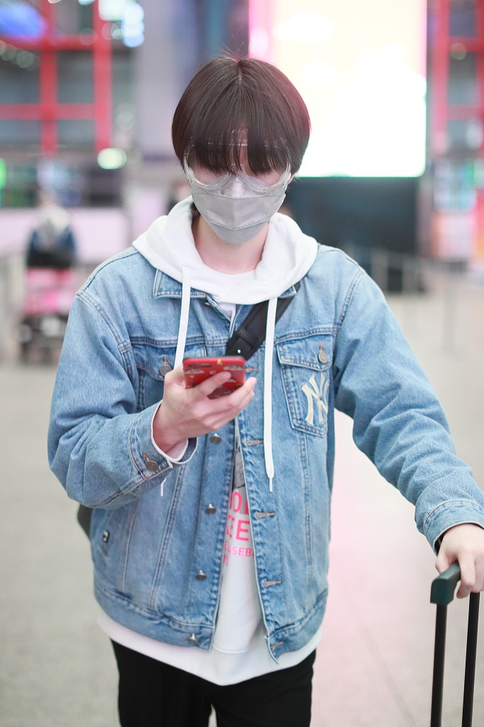 连淮伟亮相机场个性眼镜吸睛 蜡笔小新手机壳暴露少男心