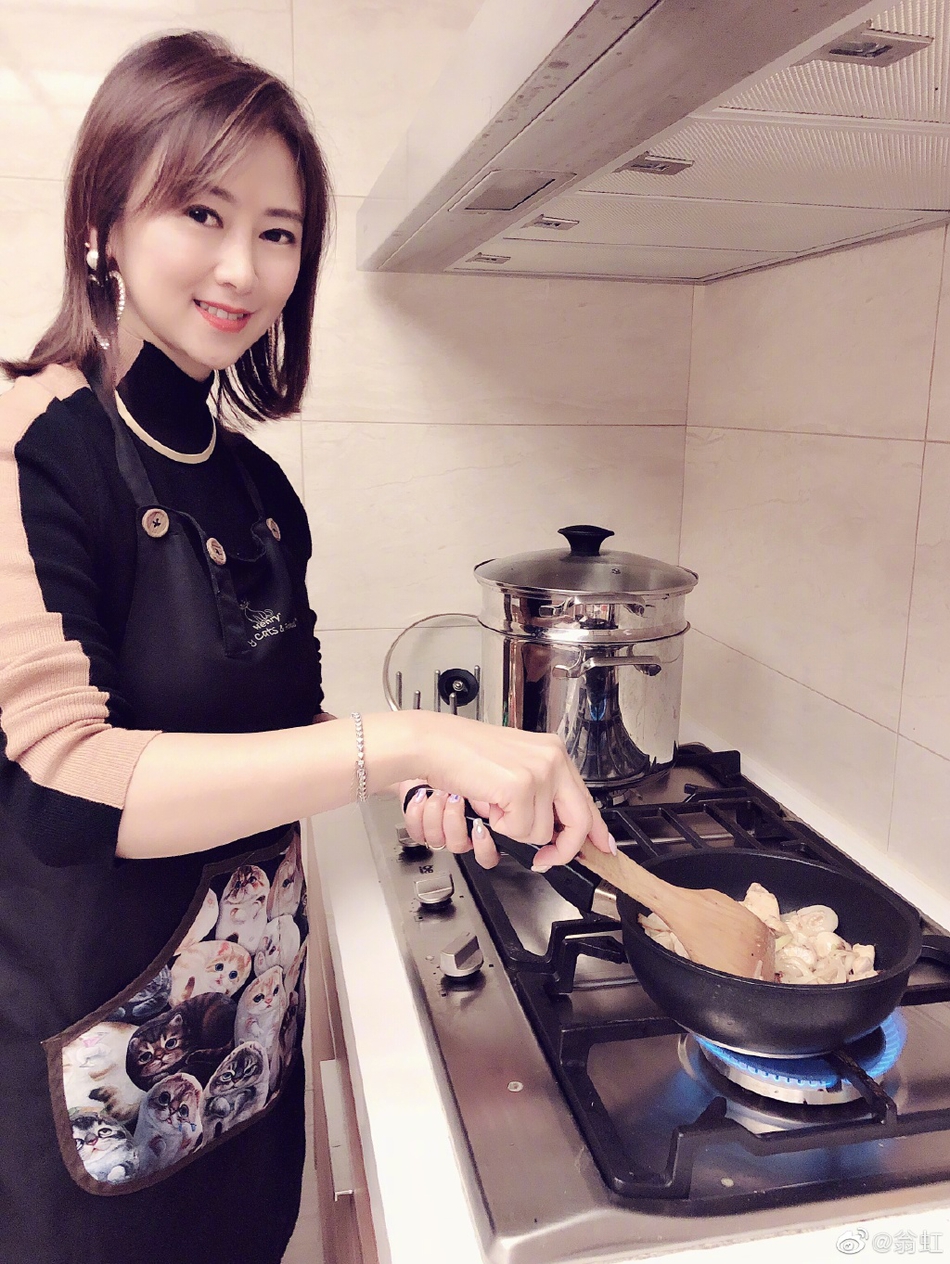 翁虹亲自下厨为老公庆生 夫妻二人甜蜜依偎大撒狗粮