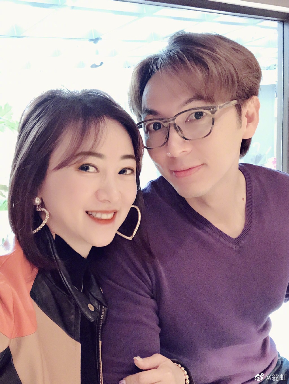 翁虹亲自下厨为老公庆生 夫妻二人甜蜜依偎大撒狗粮