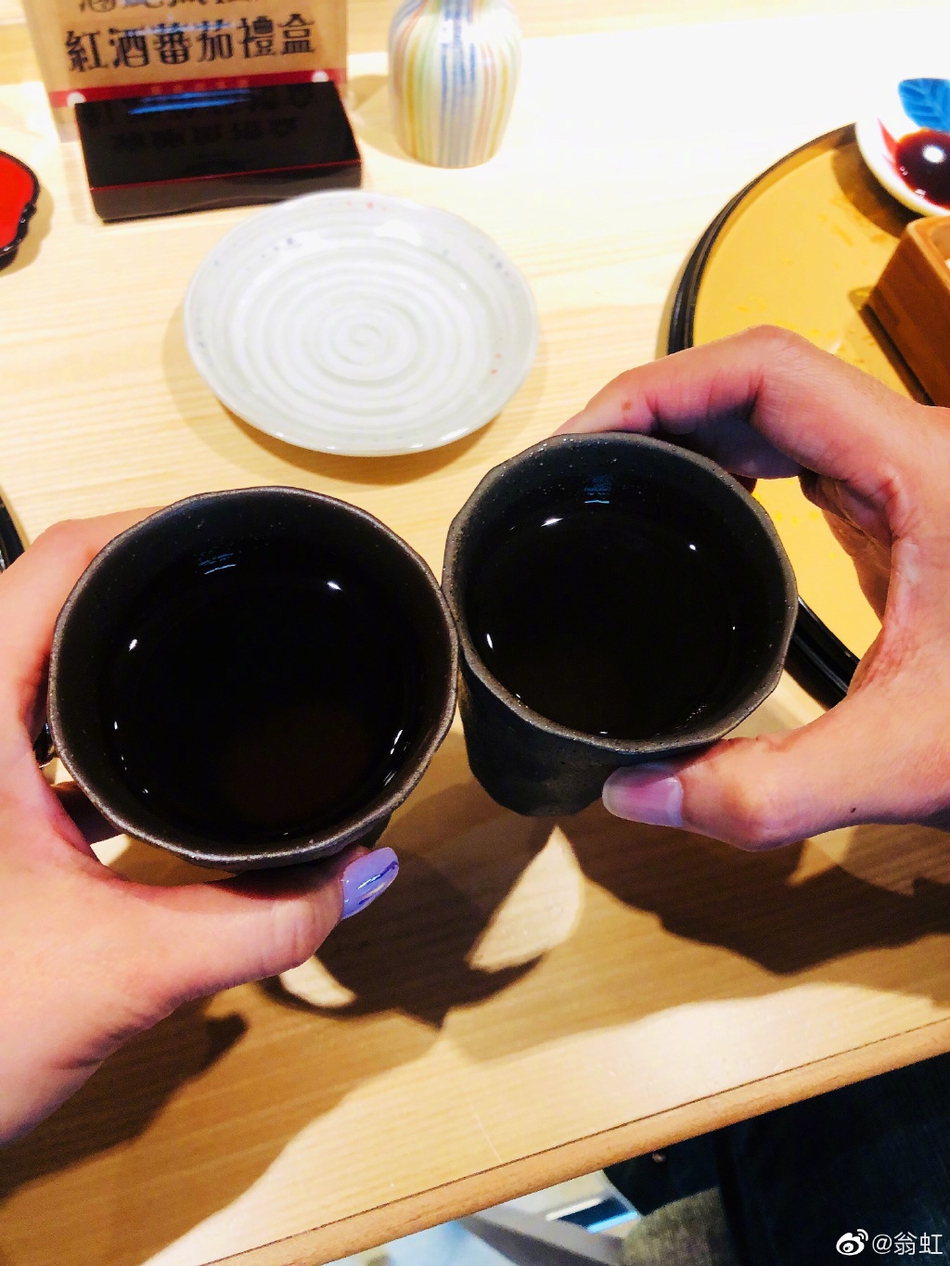 翁虹亲自下厨为老公庆生 夫妻二人甜蜜依偎大撒狗粮