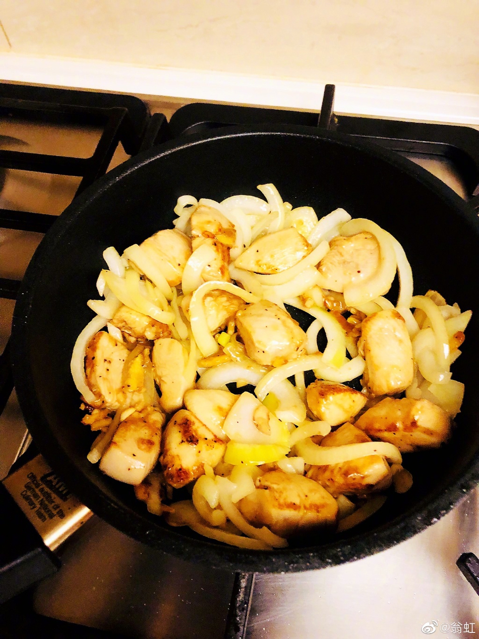 翁虹亲自下厨为老公庆生 夫妻二人甜蜜依偎大撒狗粮