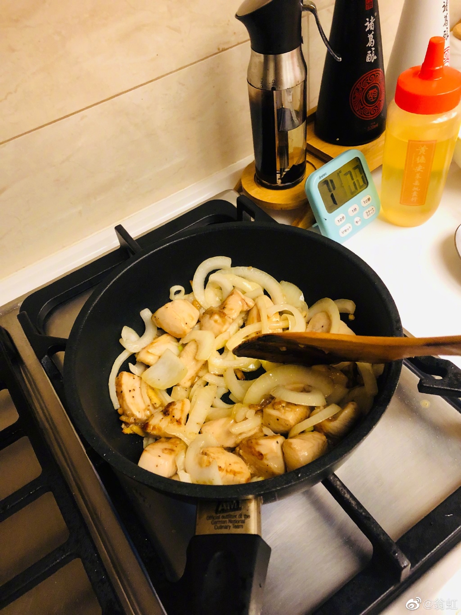 翁虹亲自下厨为老公庆生 夫妻二人甜蜜依偎大撒狗粮