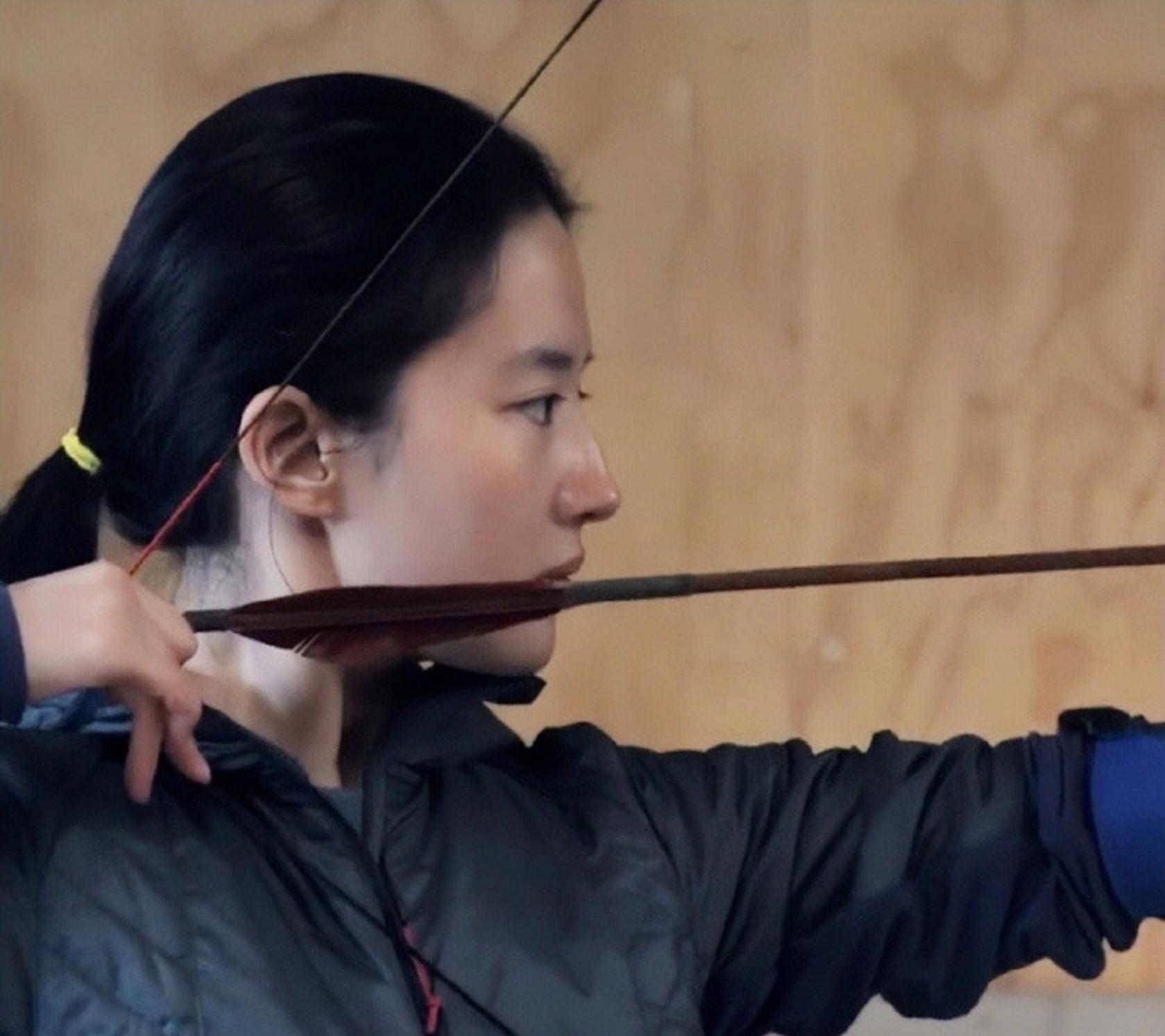 刘亦菲练习射箭花絮照曝光 素颜出镜侧脸优越