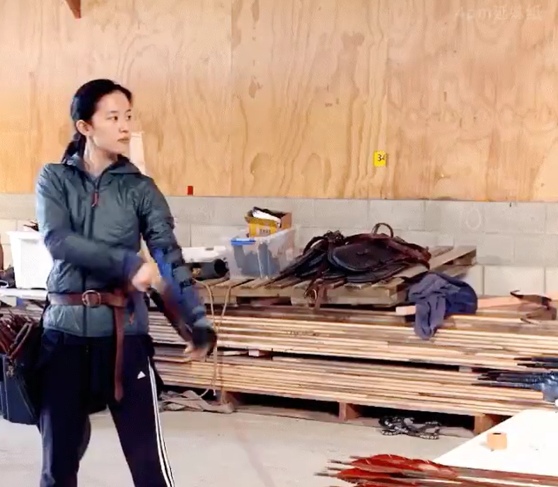 刘亦菲练习射箭花絮照曝光 素颜出镜侧脸优越