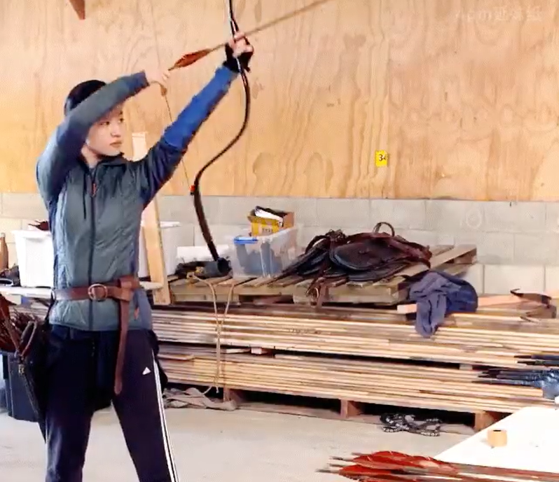 刘亦菲练习射箭花絮照曝光 素颜出镜侧脸优越