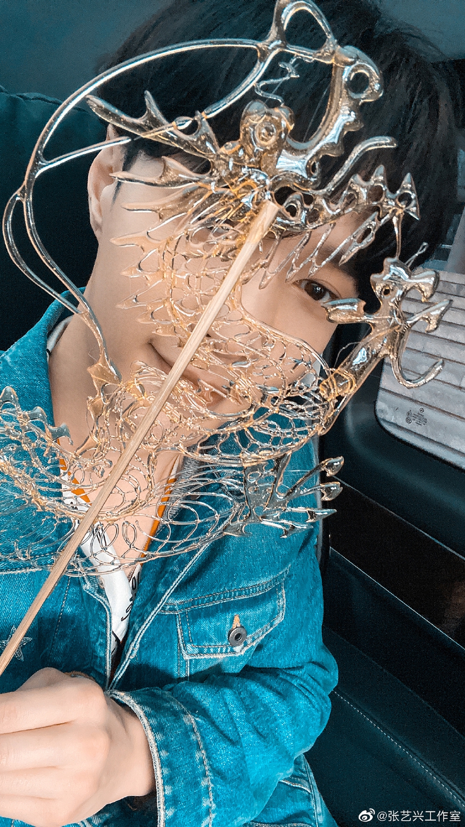 工作室5周年送福利!张艺兴手拿龙形糖画挡脸依旧帅气