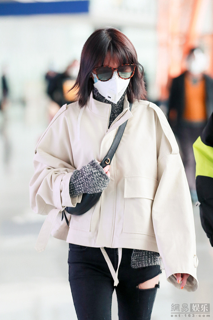 张予曦穿破洞裤秀长腿 齐刘海造型复古时髦