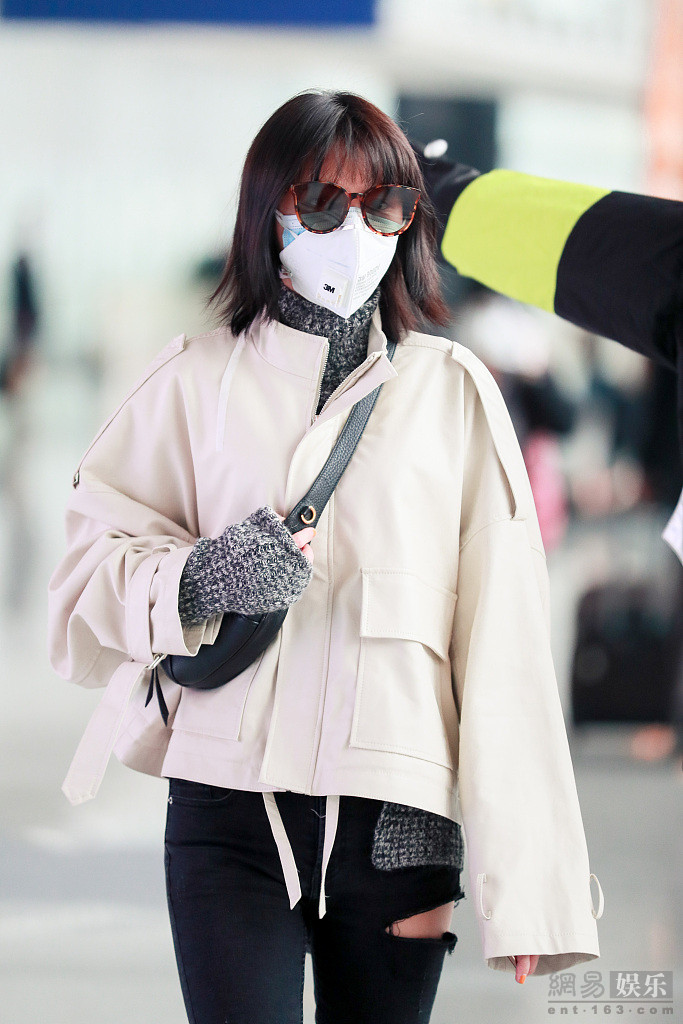 张予曦穿破洞裤秀长腿 齐刘海造型复古时髦