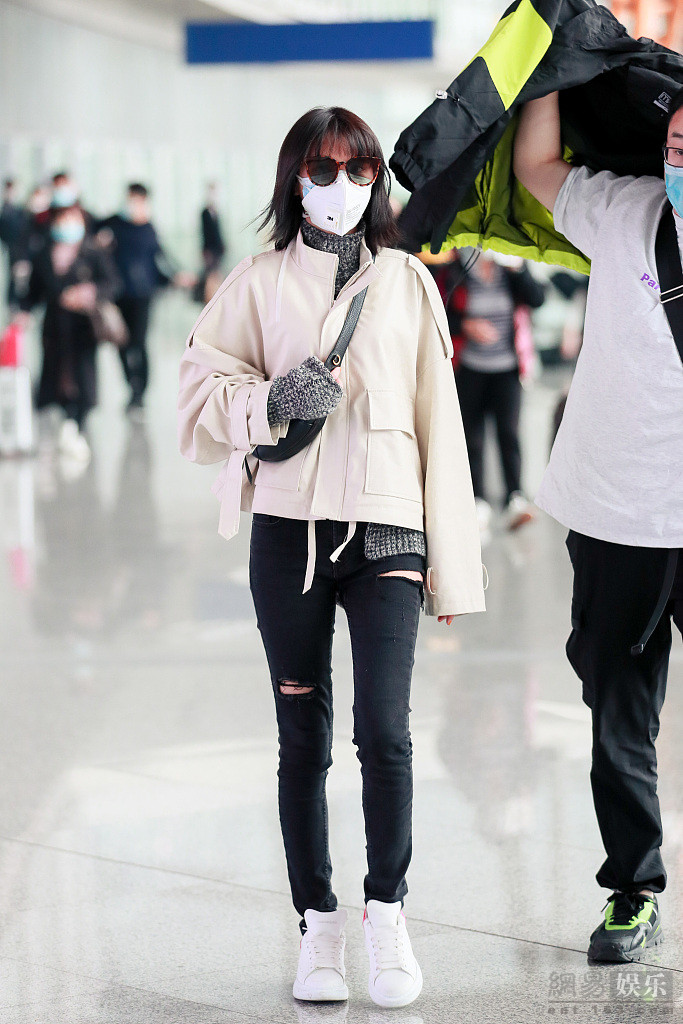 张予曦穿破洞裤秀长腿 齐刘海造型复古时髦