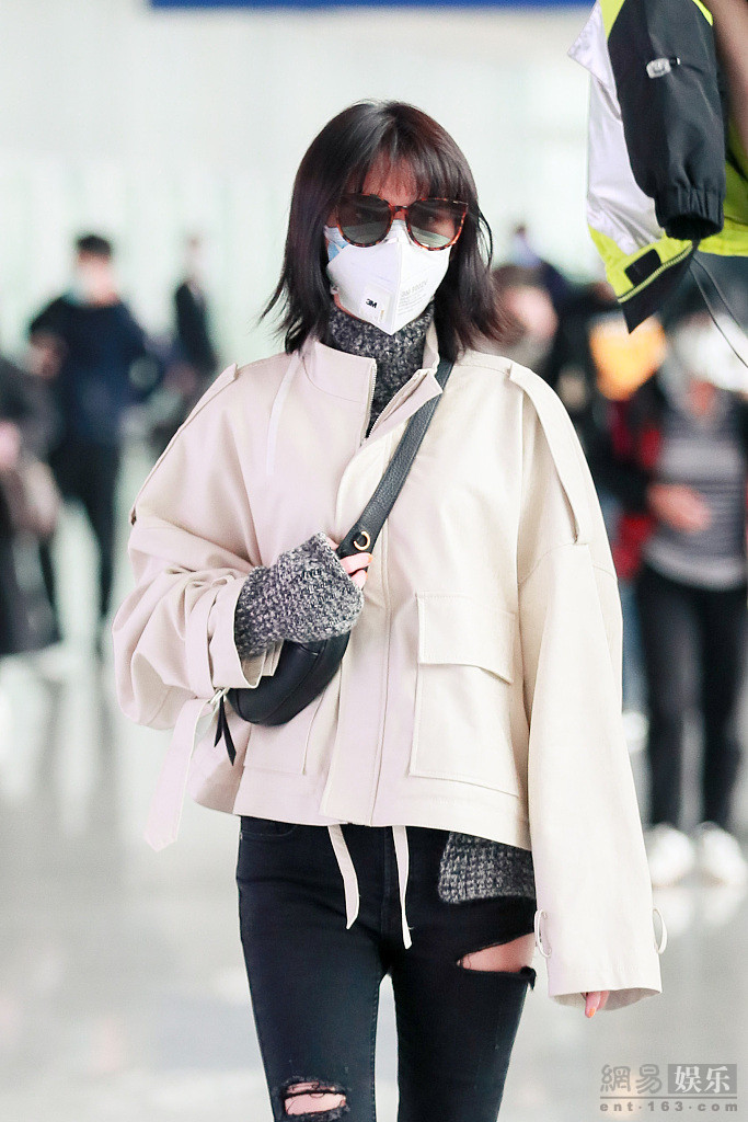 张予曦穿破洞裤秀长腿 齐刘海造型复古时髦