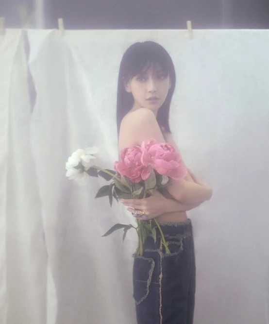 Baby大片拍摄花絮曝光 露白皙香肩眼神妩媚