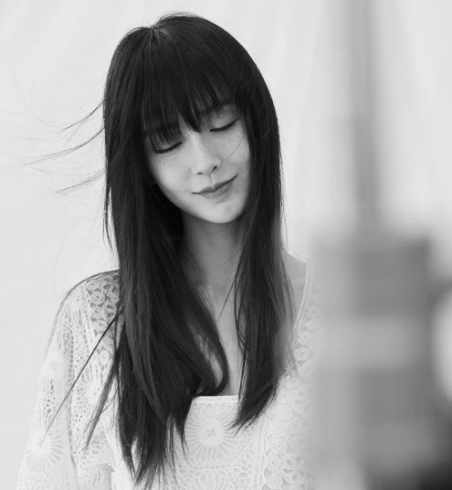 Baby大片拍摄花絮曝光 露白皙香肩眼神妩媚