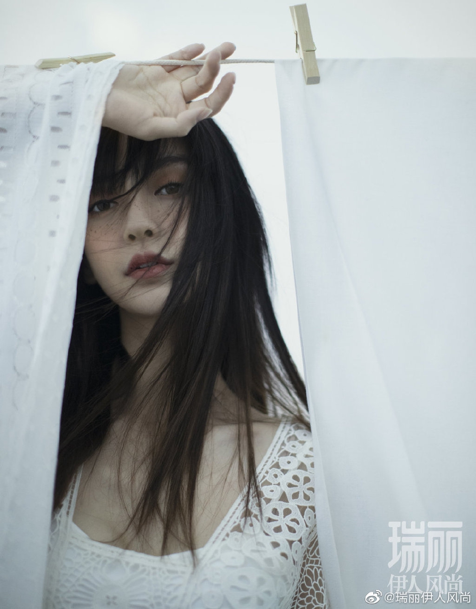 Baby大片拍摄花絮曝光 露白皙香肩眼神妩媚