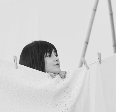 Baby大片拍摄花絮曝光 露白皙香肩眼神妩媚