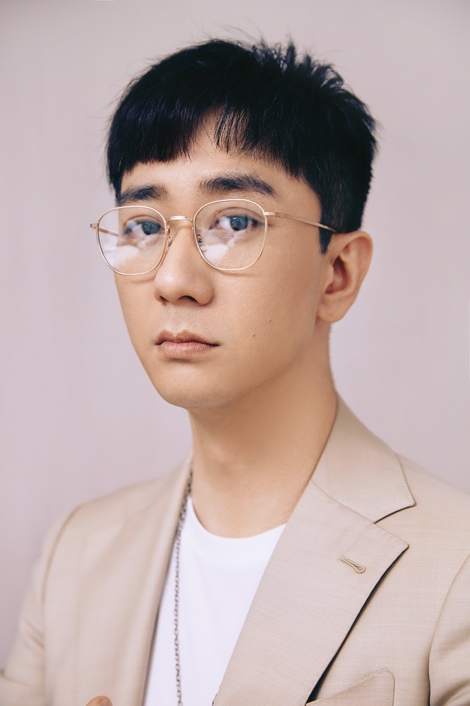 王自健最新西装写真曝光 表情搞怪尽显春日活力