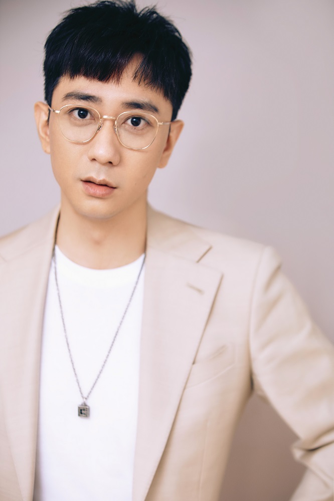 王自健最新西装写真曝光 表情搞怪尽显春日活力