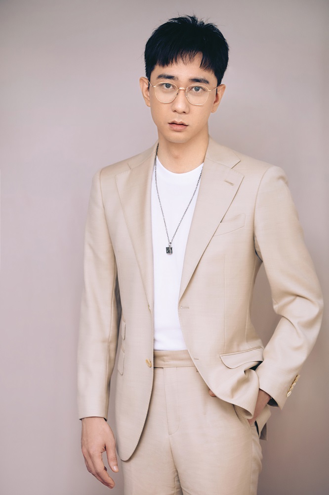 王自健最新西装写真曝光 表情搞怪尽显春日活力