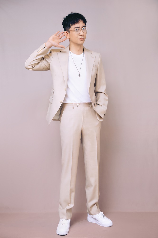 王自健最新西装写真曝光 表情搞怪尽显春日活力