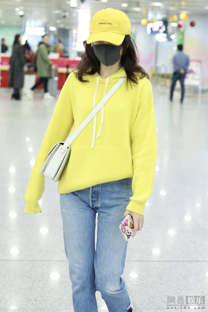 王鸥穿黄色卫衣现身机场 回眸甜笑挥手比V