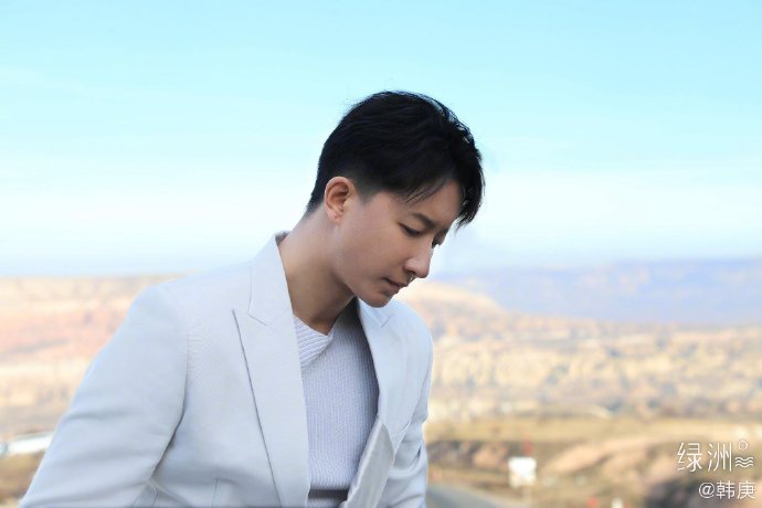 愚人节新招数！韩庚晒九宫格自拍却只发了四张