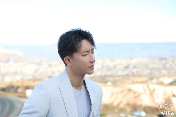 愚人节新招数！韩庚晒九宫格自拍却只发了四张