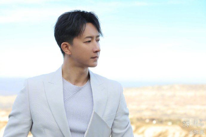 愚人节新招数！韩庚晒九宫格自拍却只发了四张