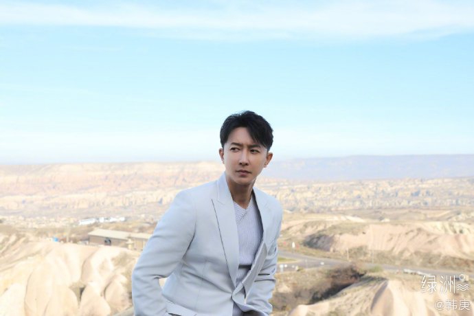 愚人节新招数！韩庚晒九宫格自拍却只发了四张