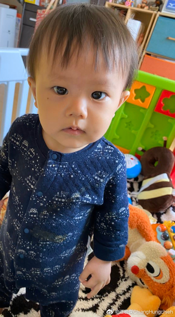 江宏杰晒萌娃近照 女儿撅嘴可爱儿子专注镜头超萌