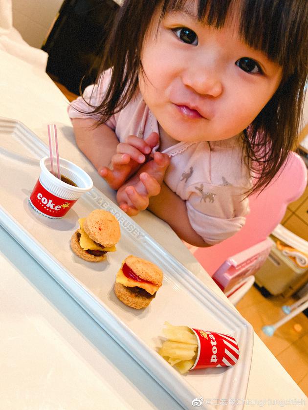 江宏杰晒萌娃近照 女儿撅嘴可爱儿子专注镜头超萌