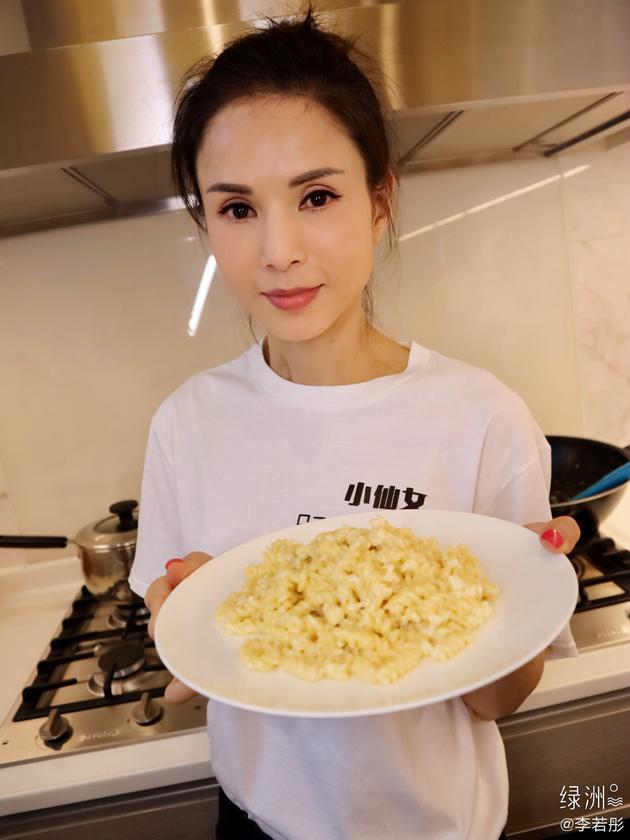 李若彤做新款意大利面 自曝满满一盘只能吃个半饱