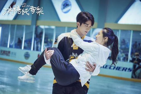 《冰糖炖雪梨》收视领跑 吴倩张新成公开撒糖