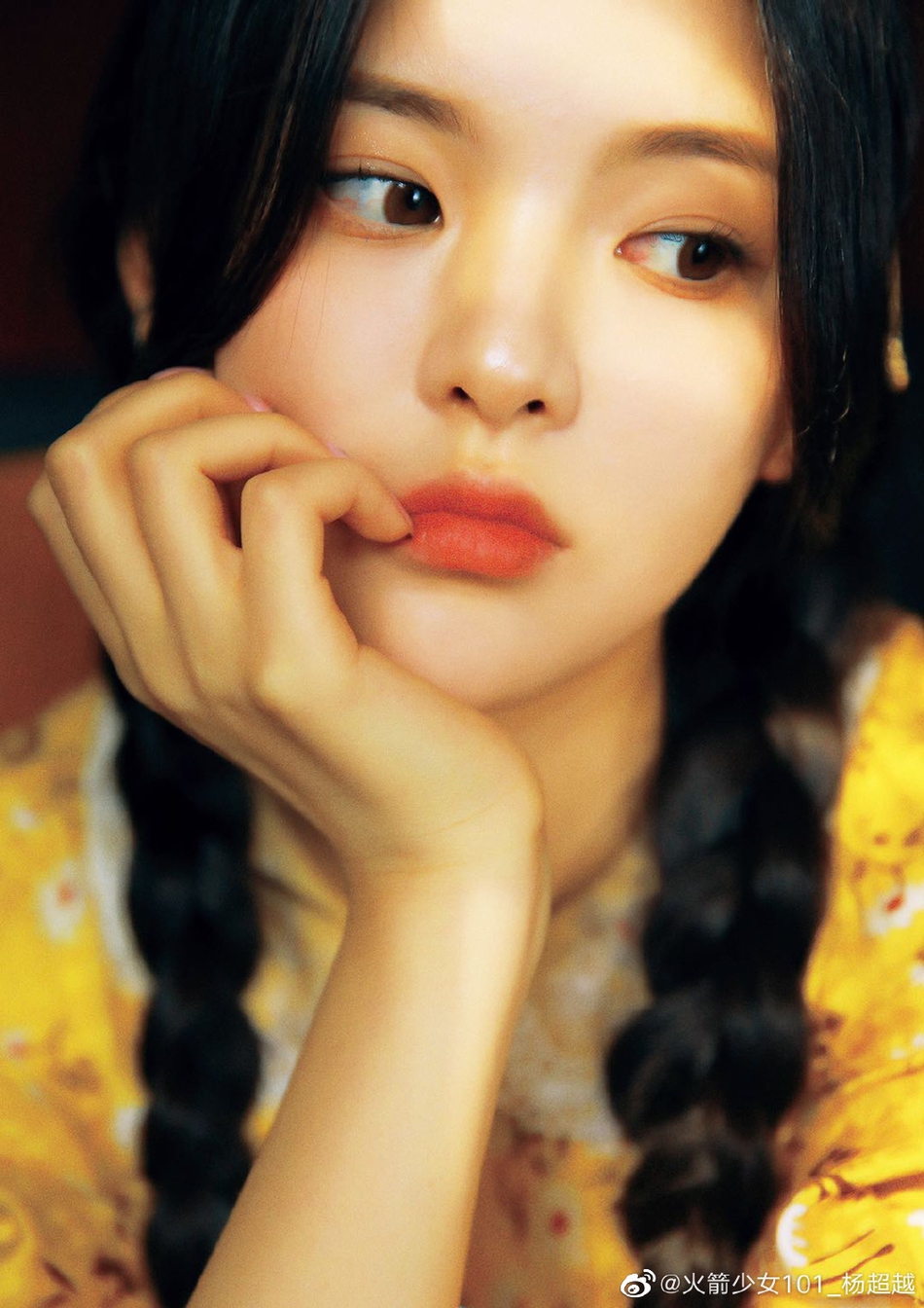 杨超越穿淡黄色长裙恬淡温柔 光影间尽显少女感