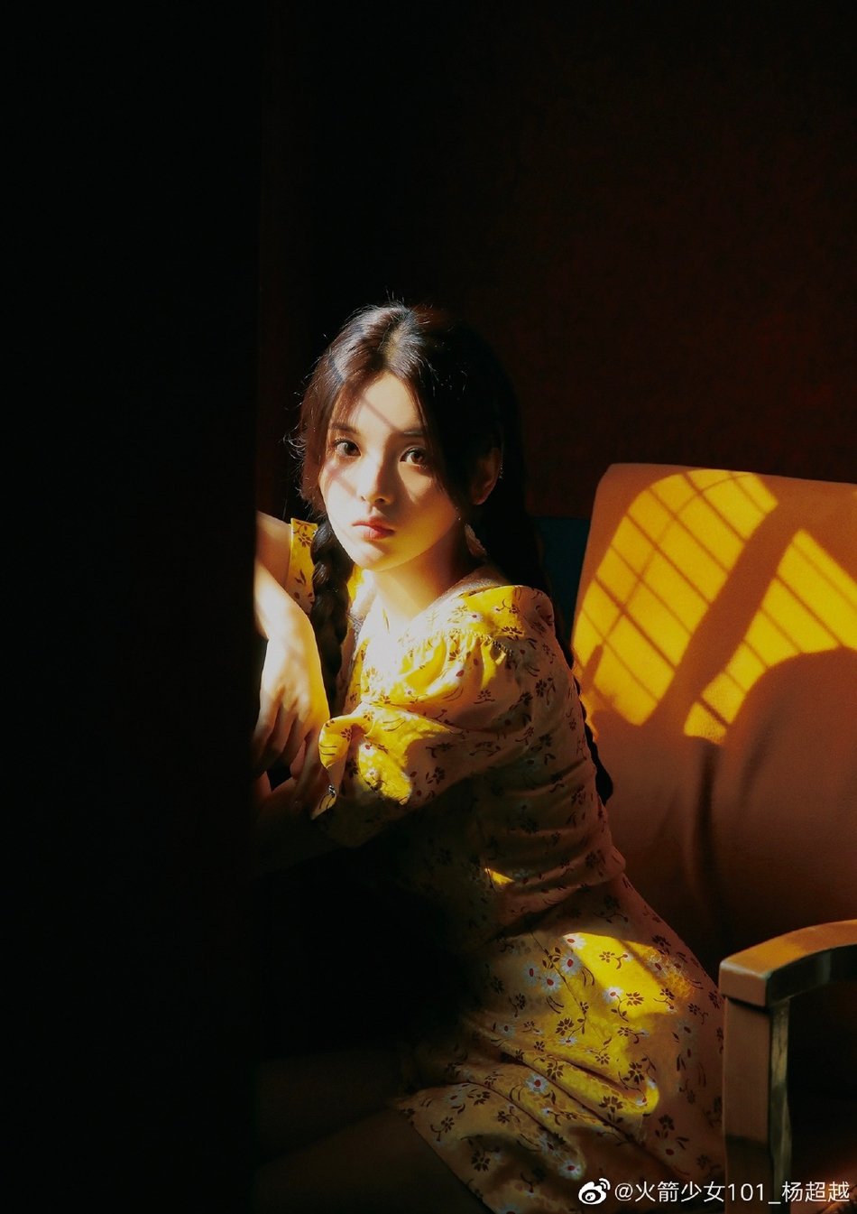 杨超越穿淡黄色长裙恬淡温柔 光影间尽显少女感