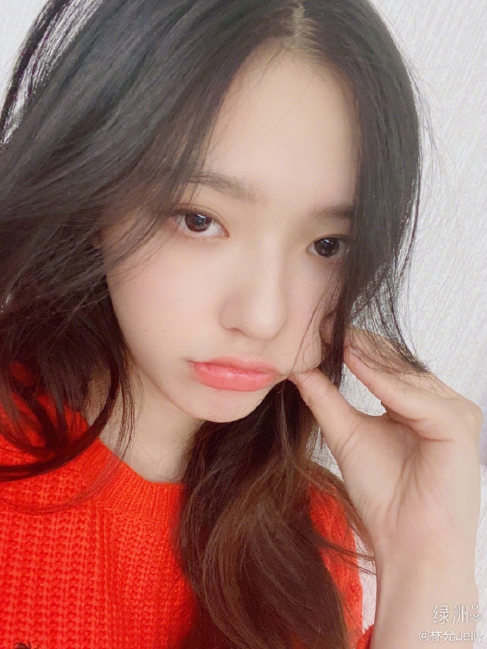 林允晒红色系穿搭自拍 妆容粉嫩捏脸卖萌显纯真俏皮
