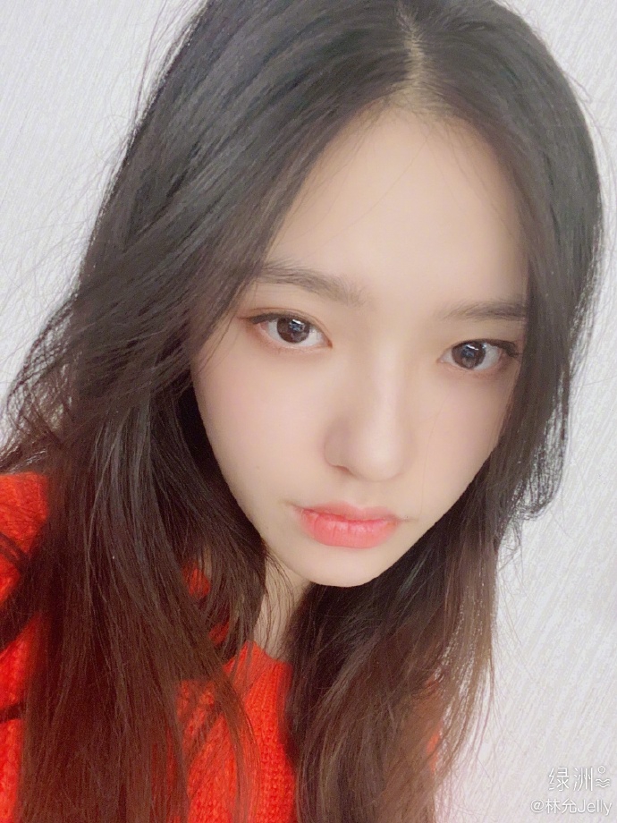 林允晒红色系穿搭自拍 妆容粉嫩捏脸卖萌显纯真俏皮