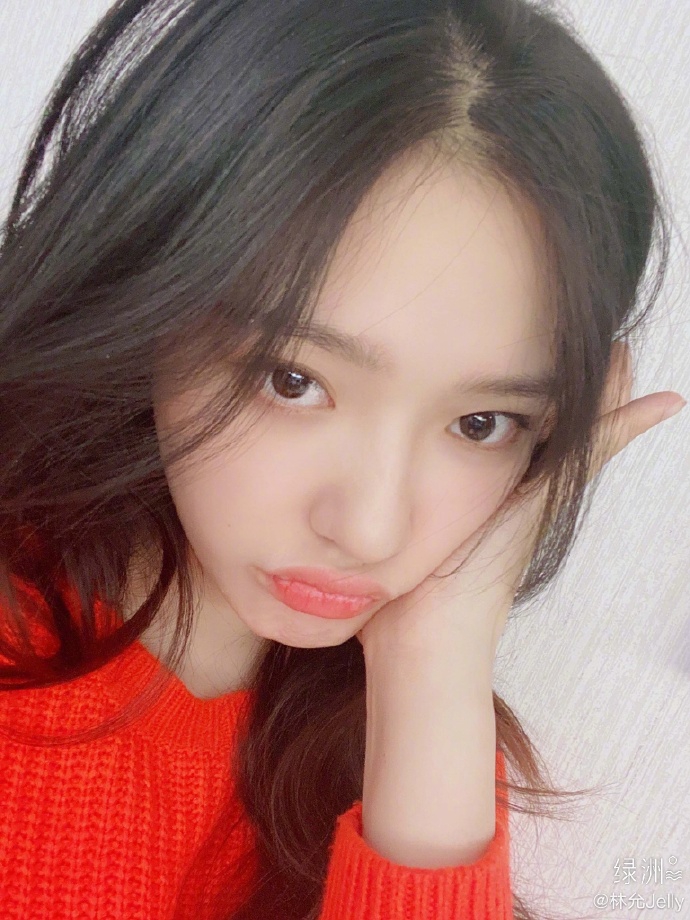 林允晒红色系穿搭自拍 妆容粉嫩捏脸卖萌显纯真俏皮