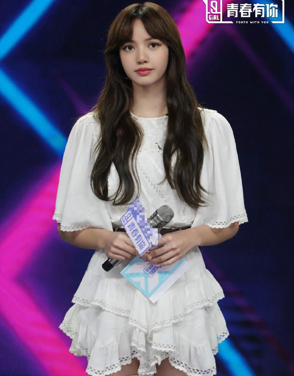 Lisa穿白色连衣裙清纯可人 轻松驾驭斜刘海造型笑容甜美