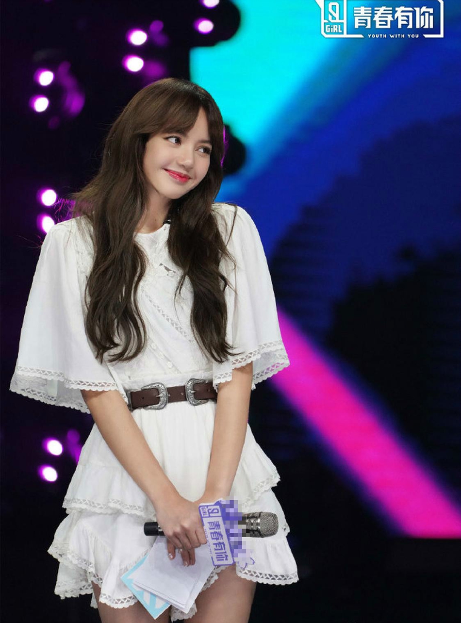 Lisa穿白色连衣裙清纯可人 轻松驾驭斜刘海造型笑容甜美